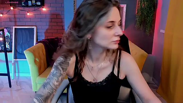 Snapshot of OliviaMcClean chatting on November 6, 2:45 am OliviaMcClean online show from November 6, 2:45 am