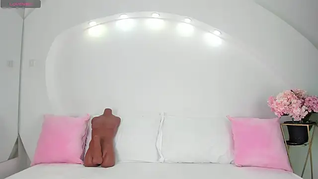 ValeriMilton online show from October 20, 7:14 pm