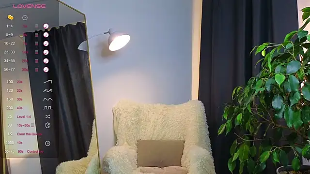 Snapshot of christie_luv chatting on March 13, 10:32 pm christie luv online show from March 13, 10:32 pm