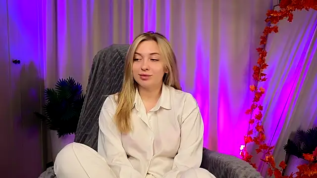 Snapshot of christie_luv chatting on November 15, 2:24 pm christie luv online show from November 15, 2:24 pm