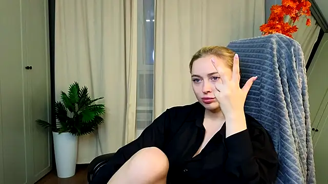 Snapshot of christie_luv chatting on November 19, 2:28 pm christie luv online show from November 19, 2:28 pm