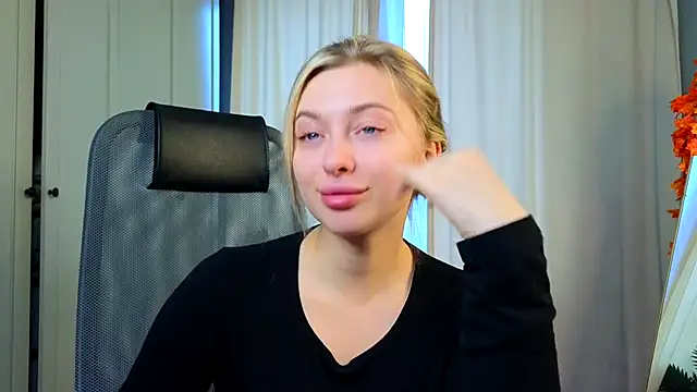 Snapshot of christie_luv chatting on November 20, 10:15 am christie luv online show from November 20, 10:15 am