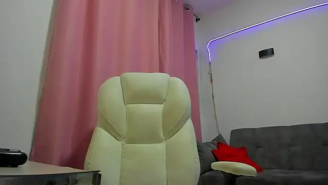 Snapshot of gaaby_foxx chatting on October 21, 1:34 pm gaaby foxx online show from October 21, 1:34 pm