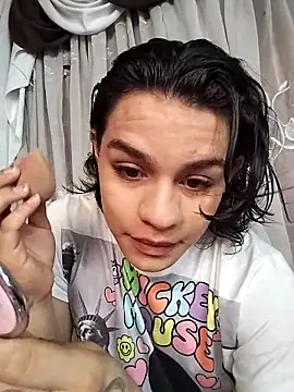 Snapshot of Moonroxe_ chatting on March 4, 5:13 pm Moonroxe online show from March 4, 5:13 pm