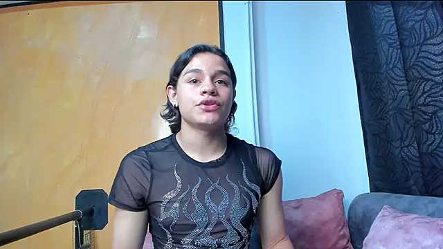 Snapshot of Moonroxe_ chatting on March 12, 10:50 pm Moonroxe online show from March 12, 10:50 pm