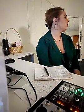 Juicy PeachLux online show from March 16, 2:44 pm