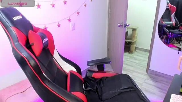 Snapshot of LindaSilverstone chatting on November 19, 11:27 pm LindaSilverstone online show from November 19, 11:27 pm