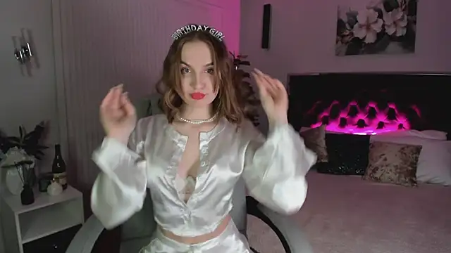  Vikky Moon  online show from March 19, 1:10 am