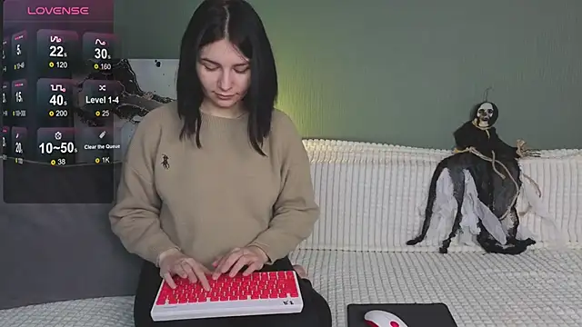 Charlotte Woods online show from October 20, 4:24 am