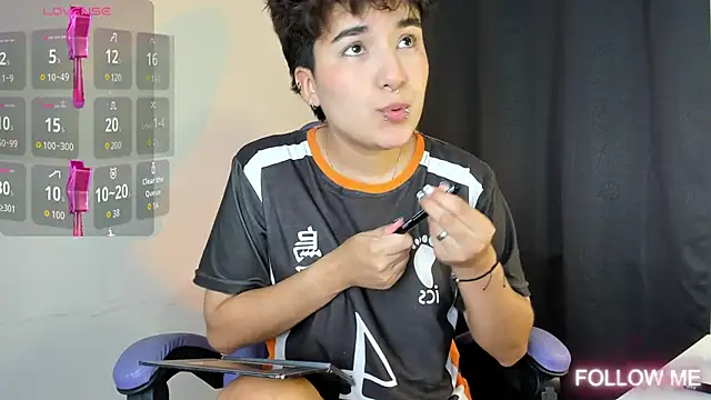 Snapshot of emma_cute7 chatting on October 3, 3:03 am emma cute7 online show from October 3, 3:03 am