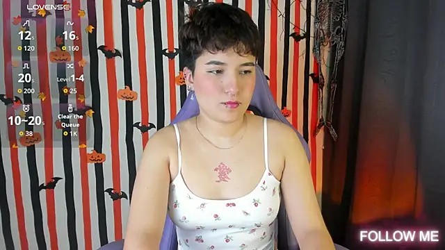 Snapshot of emma_cute7 chatting on October 31, 2:01 am emma cute7 online show from October 31, 2:01 am