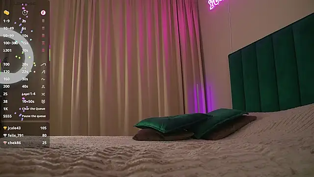 Snapshot of Sweet_Jealousy chatting on October 10, 8:35 am Sweet Jealousy online show from October 10, 8:35 am