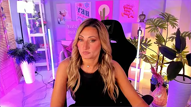 Snapshot of SarahAlluring chatting on September 18, 1:02 pm SarahAlluring online show from September 18, 1:02 pm