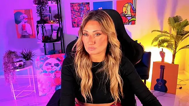 Snapshot of SarahAlluring chatting on October 4, 1:31 pm SarahAlluring online show from October 4, 1:31 pm