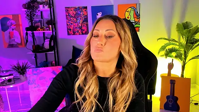 Snapshot of SarahAlluring chatting on October 15, 12:38 pm SarahAlluring online show from October 15, 12:38 pm