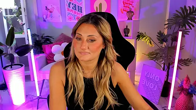 Snapshot of SarahAlluring chatting on October 20, 10:59 am SarahAlluring online show from October 20, 10:59 am