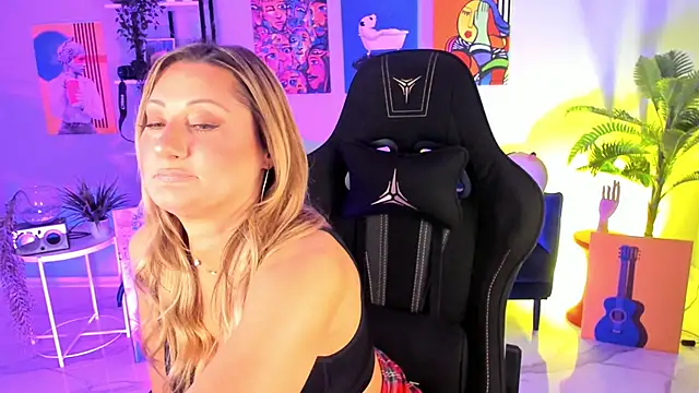 Snapshot of SarahAlluring chatting on November 3, 11:33 am SarahAlluring online show from November 3, 11:33 am