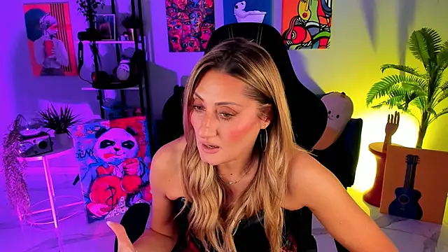 Snapshot of SarahAlluring chatting on November 6, 11:55 am SarahAlluring online show from November 6, 11:55 am