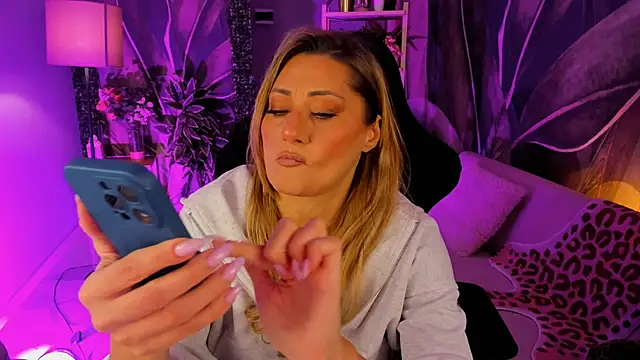 Snapshot of SarahAlluring chatting on November 20, 12:27 pm SarahAlluring online show from November 20, 12:27 pm