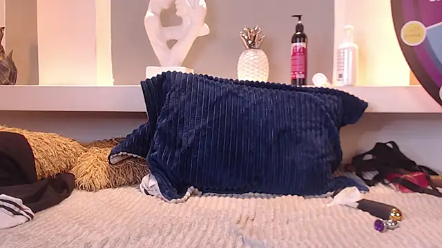 Snapshot of milu_w4llace chatting on March 17, 11:54 pm milu w4llace online show from March 17, 11:54 pm