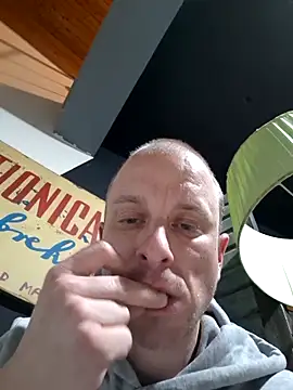 Snapshot of svenpfeifer chatting on March 12, 3:02 am svenpfeifer online show from March 12, 3:02 am