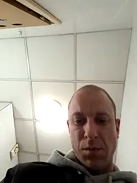 Snapshot of svenpfeifer chatting on March 17, 6:51 am svenpfeifer online show from March 17, 6:51 am