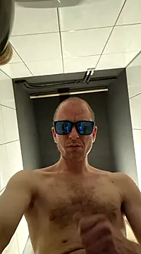 Snapshot of svenpfeifer chatting on March 22, 5:39 am svenpfeifer online show from March 22, 5:39 am