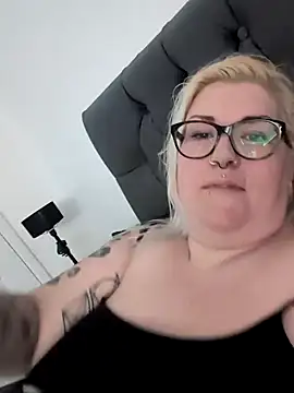 Snapshot of Sizzling_Indie36 chatting on March 22, 10:39 am Sizzling Indie36 online show from March 22, 10:39 am