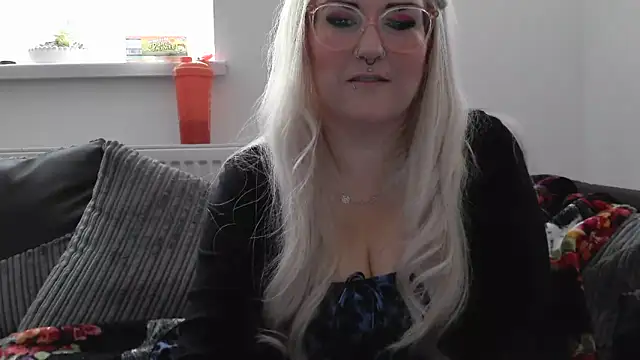 Snapshot of Sizzling_Indie36 chatting on September 23, 9:12 am Sizzling Indie36 online show from September 23, 9:12 am