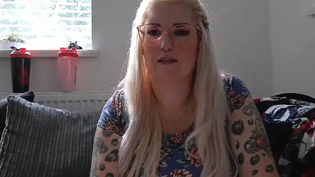 Snapshot of Sizzling_Indie36 chatting on September 24, 11:46 am Sizzling Indie36 online show from September 24, 11:46 am