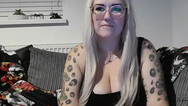 Snapshot of Sizzling_Indie36 chatting on September 27, 12:15 am Sizzling Indie36 online show from September 27, 12:15 am