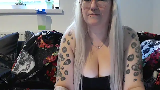 Snapshot of Sizzling_Indie36 chatting on September 29, 8:19 am Sizzling Indie36 online show from September 29, 8:19 am