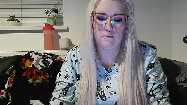 Snapshot of Sizzling_Indie36 chatting on October 2, 8:27 pm Sizzling Indie36 online show from October 2, 8:27 pm