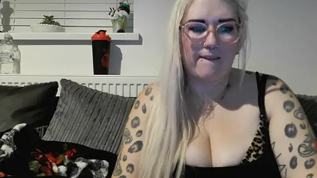 Snapshot of Sizzling_Indie36 chatting on October 3, 10:07 pm Sizzling Indie36 online show from October 3, 10:07 pm