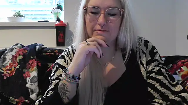 Snapshot of Sizzling_Indie36 chatting on October 7, 8:11 am Sizzling Indie36 online show from October 7, 8:11 am