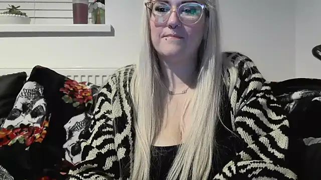 Snapshot of Sizzling_Indie36 chatting on October 8, 8:50 pm Sizzling Indie36 online show from October 8, 8:50 pm