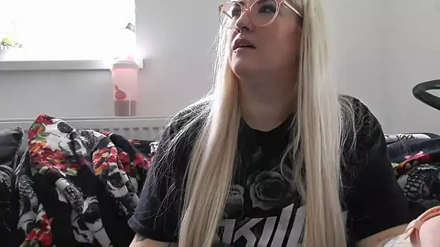 Snapshot of Sizzling_Indie36 chatting on October 9, 10:02 am Sizzling Indie36 online show from October 9, 10:02 am