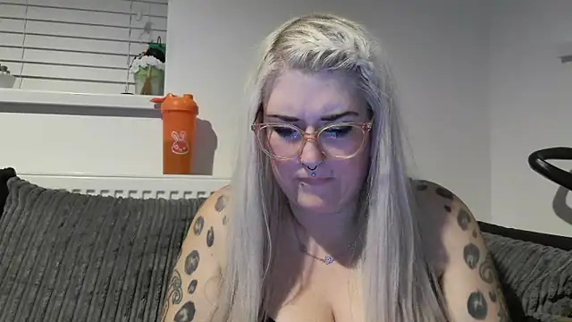 Snapshot of Sizzling_Indie36 chatting on October 9, 10:08 pm Sizzling Indie36 online show from October 9, 10:08 pm