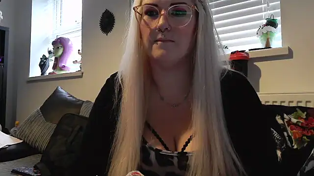 Snapshot of Sizzling_Indie36 chatting on October 13, 3:34 pm Sizzling Indie36 online show from October 13, 3:34 pm