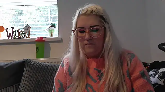 Snapshot of Sizzling_Indie36 chatting on October 14, 9:32 am Sizzling Indie36 online show from October 14, 9:32 am