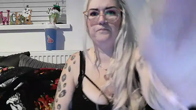 Snapshot of Sizzling_Indie36 chatting on October 14, 10:32 pm Sizzling Indie36 online show from October 14, 10:32 pm