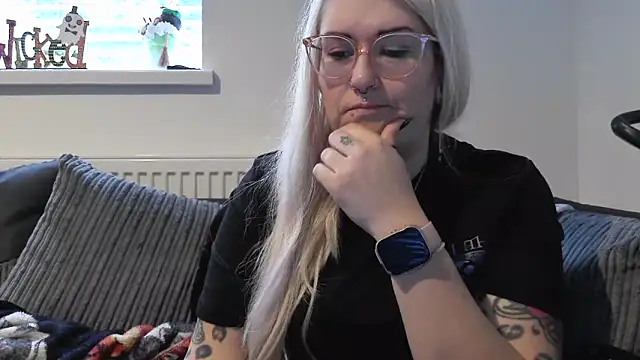 Snapshot of Sizzling_Indie36 chatting on October 15, 11:21 am Sizzling Indie36 online show from October 15, 11:21 am