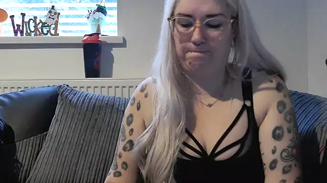 Snapshot of Sizzling_Indie36 chatting on October 17, 8:06 am Sizzling Indie36 online show from October 17, 8:06 am