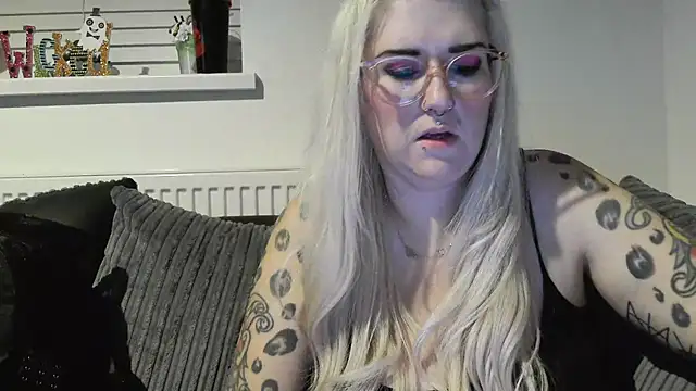 Snapshot of Sizzling_Indie36 chatting on October 17, 8:11 pm Sizzling Indie36 online show from October 17, 8:11 pm