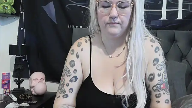 Snapshot of Sizzling_Indie36 chatting on October 19, 11:00 am Sizzling Indie36 online show from October 19, 11:00 am