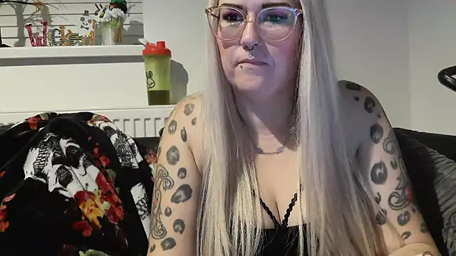 Snapshot of Sizzling_Indie36 chatting on October 21, 8:31 pm Sizzling Indie36 online show from October 21, 8:31 pm