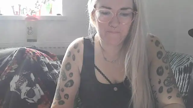 Snapshot of Sizzling_Indie36 chatting on October 22, 12:16 pm Sizzling Indie36 online show from October 22, 12:16 pm