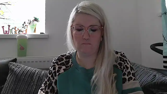 Snapshot of Sizzling_Indie36 chatting on October 24, 8:33 am Sizzling Indie36 online show from October 24, 8:33 am