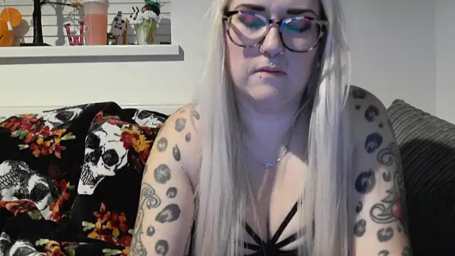 Snapshot of Sizzling_Indie36 chatting on October 28, 1:20 am Sizzling Indie36 online show from October 28, 1:20 am