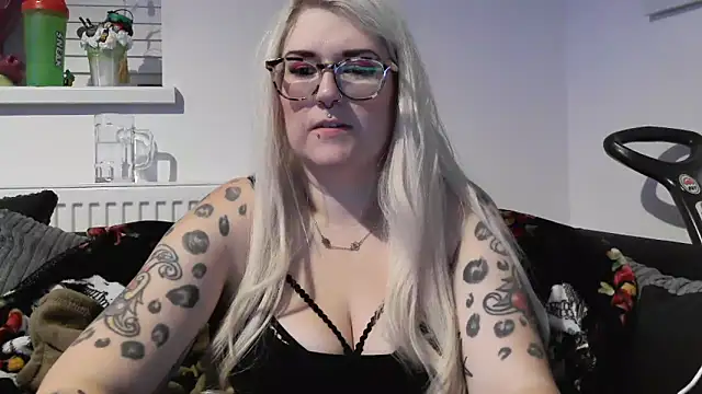 Snapshot of Sizzling_Indie36 chatting on November 1, 11:18 pm Sizzling Indie36 online show from November 1, 11:18 pm